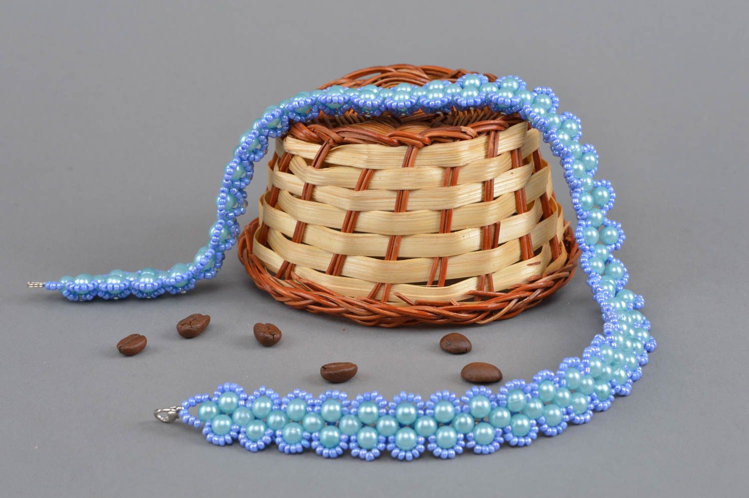 Красивое ожерелье из бисера и бусин нарядное плетеное вручную авторское фото 1