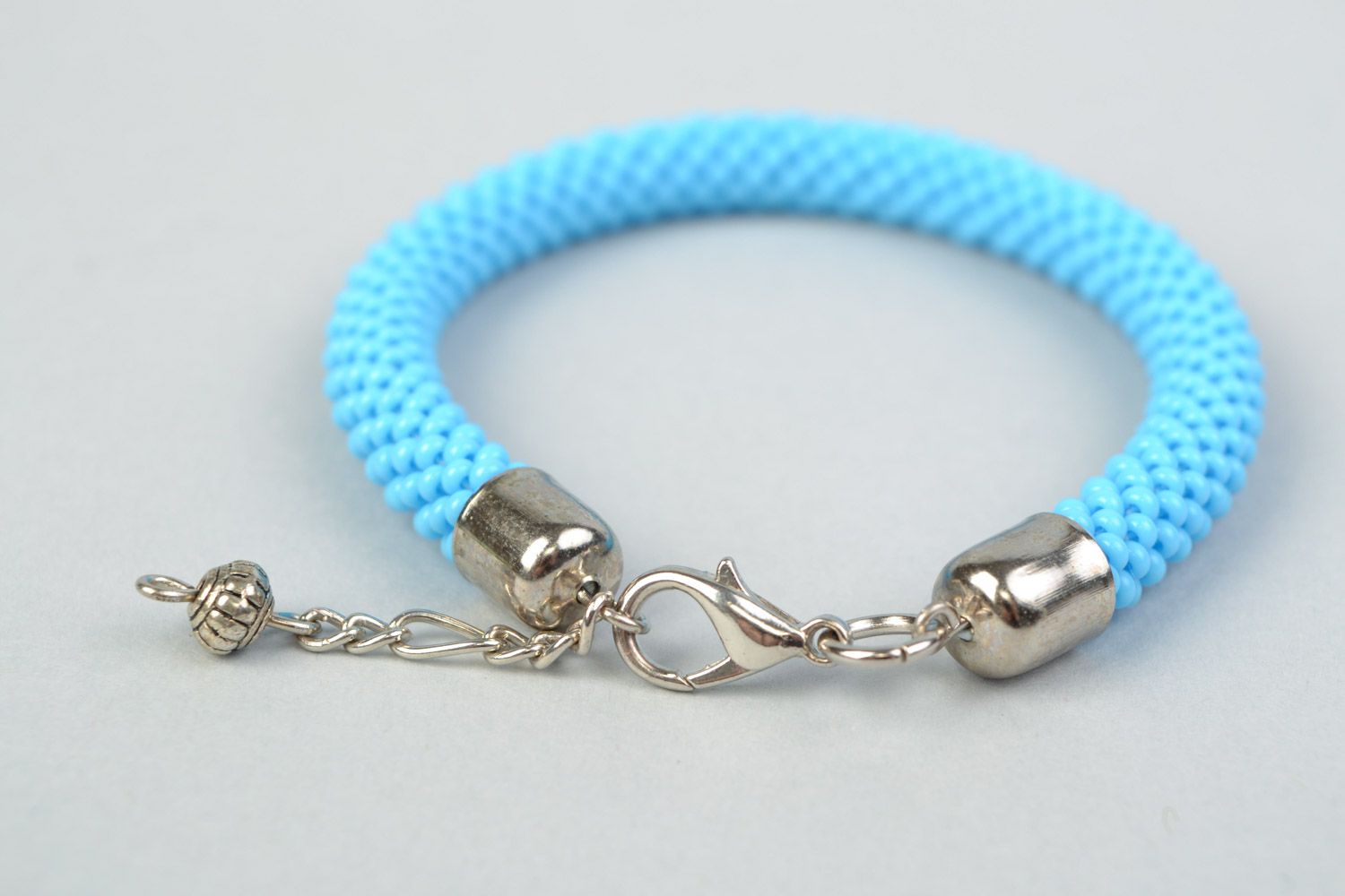 Bracelet crocheté en perles de rocaille tchèques bleu ciel original fait main photo 4