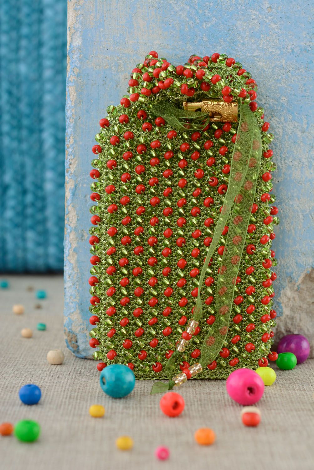 Étui portable fait main vert rouge tricoté au crochet avec perles de rocaille photo 1