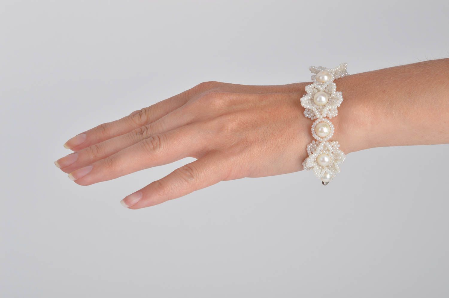 Бисерный браслет с жемчугом ручной работы белый красивый свадебный аксессуар фото 5