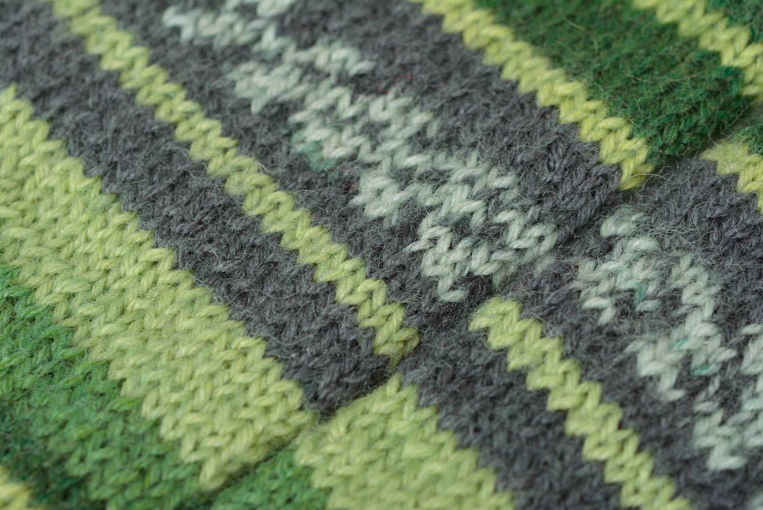 Mitaines vertes rayées tricotées en laine avec des aiguilles faites main photo 4