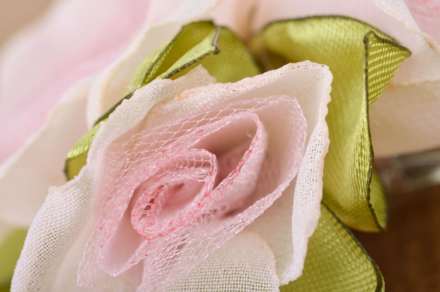 Broche de tela de raso y tul artesanal con forma de tres rosas bonitas foto 4