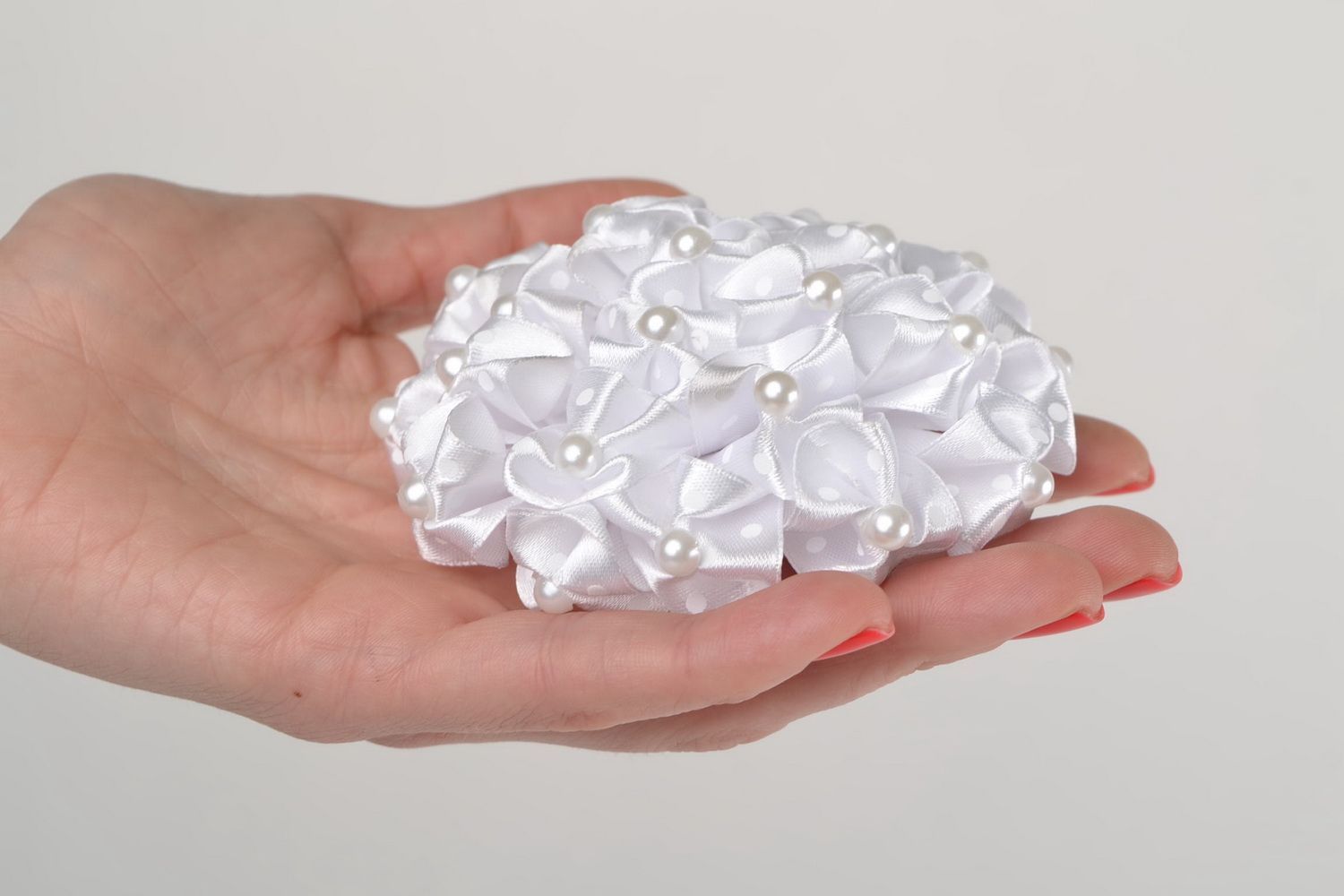 Weißes Haargummi handmade aus Atlasbändern in Kanzashi Technik mit Halbperlen  foto 2