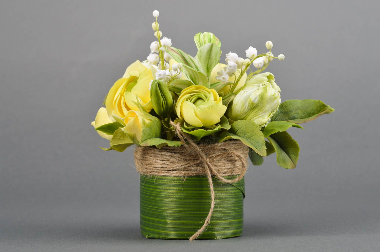 Flores decorativas de arcilla polimérica artesanales en maceta de colores amarillo y verde foto 2