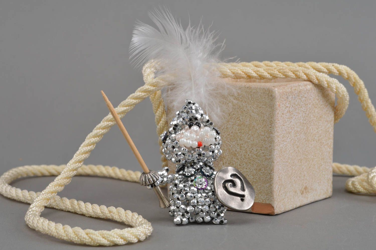 Figura decorativa de abalorios hecha a mano pequeña decorativa caballero gris foto 1