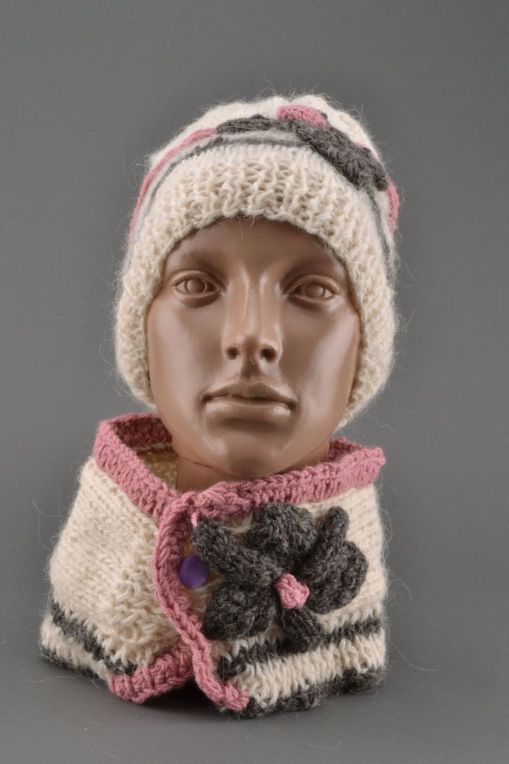 Conjunto de acessórios de inverno: gorro e cachecol de lã feitos à mão  foto 1