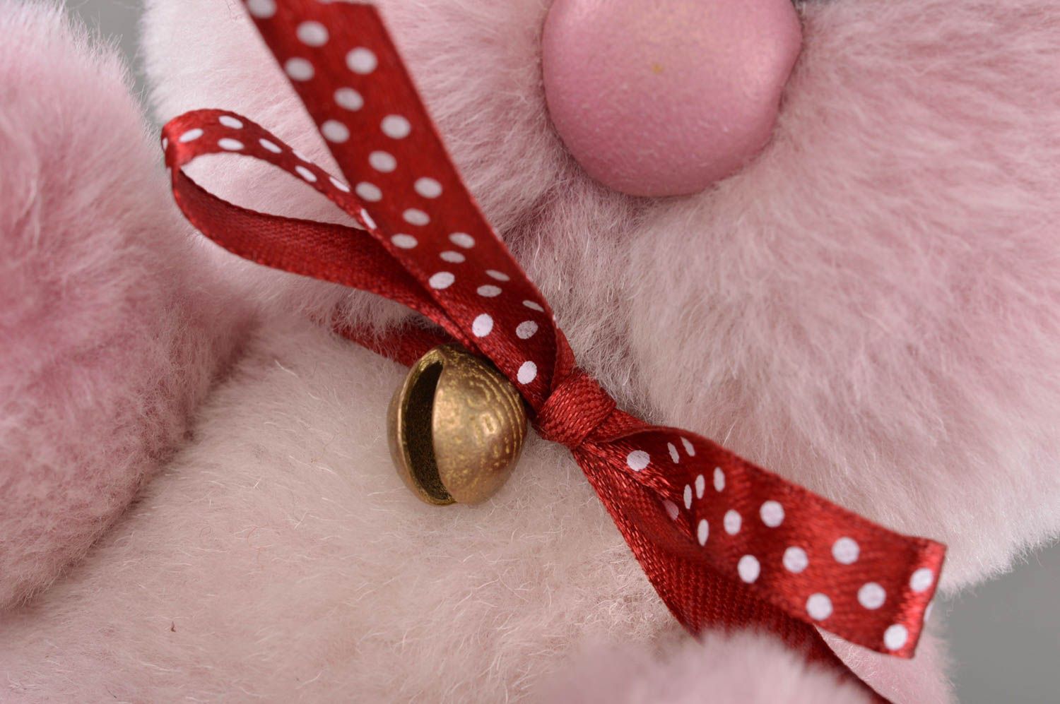 Petit jouet mou rose fait main en fourrure naturelle Lapin de créateur décor photo 2