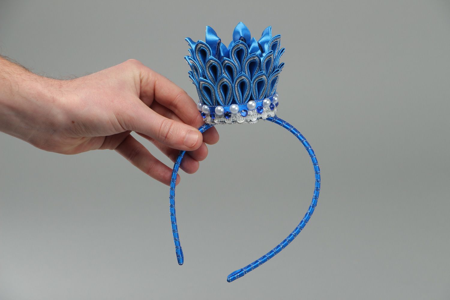 Обруч на голову с короной из репсовых лент синий женский ручной работы в технике канзаши фото 4