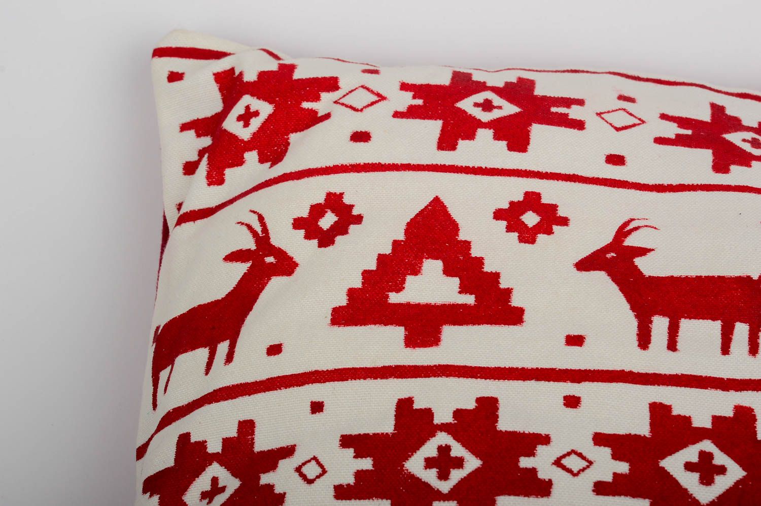 Подушка на диван ручной работы новогодний декор с оленями декоративная подушка фото 5