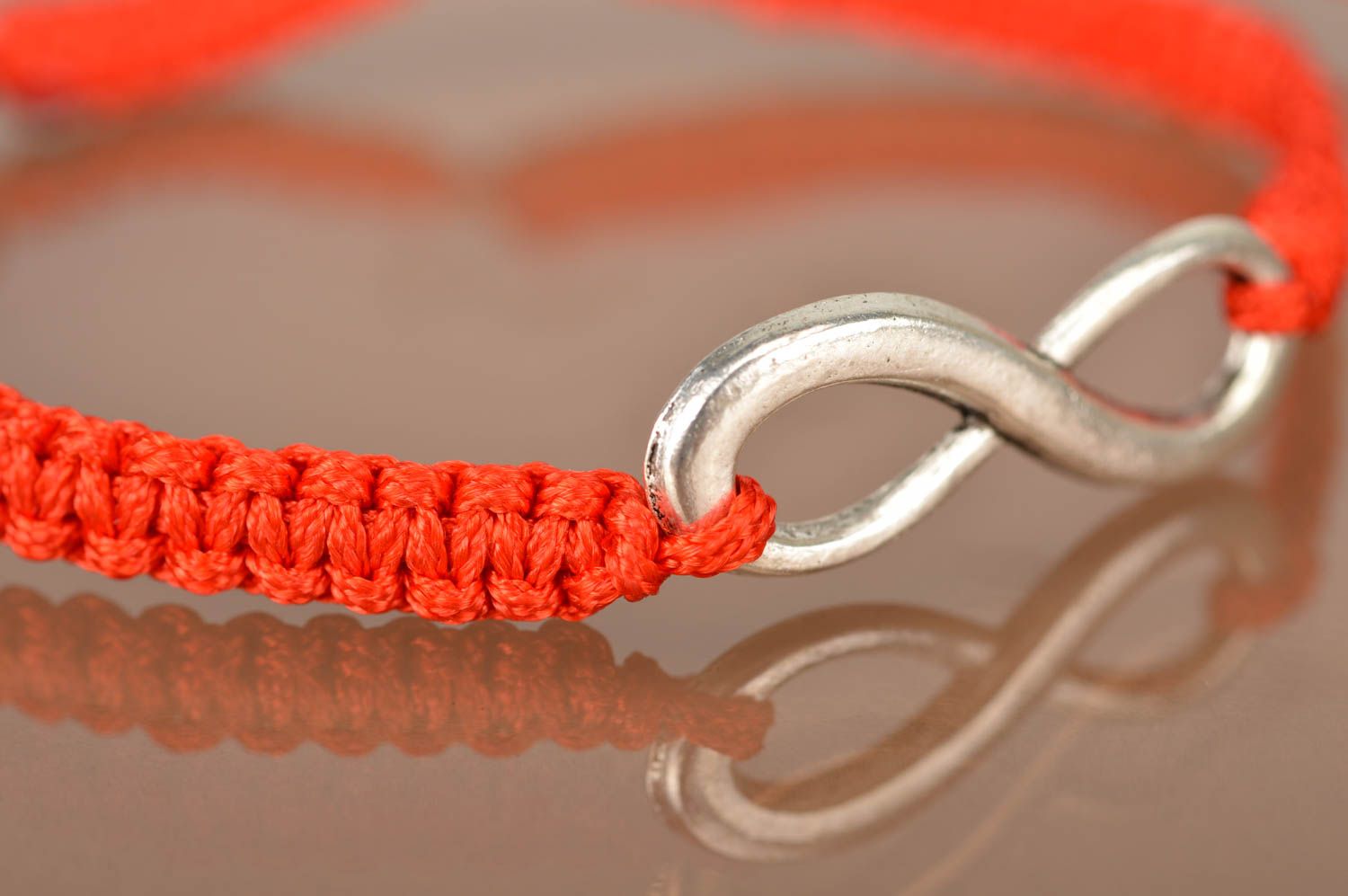 Bracelet tressé rouge en lacet ciré et symbole de l'infini en métal fait main  photo 3