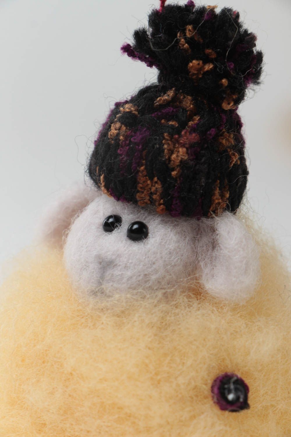 Handmade Kuscheltier aus Wolle Schaf mit Mütze Walken Technik Designer Stofftier foto 3