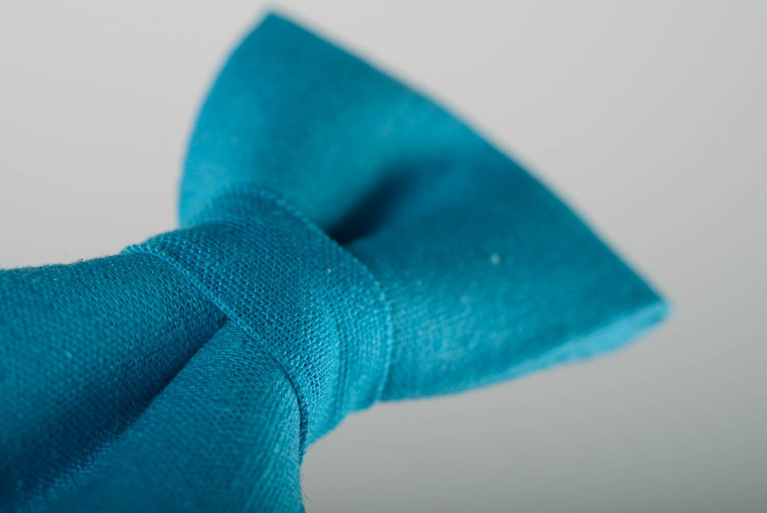 Gravata borboleta azul feita de tecido de linho foto 4