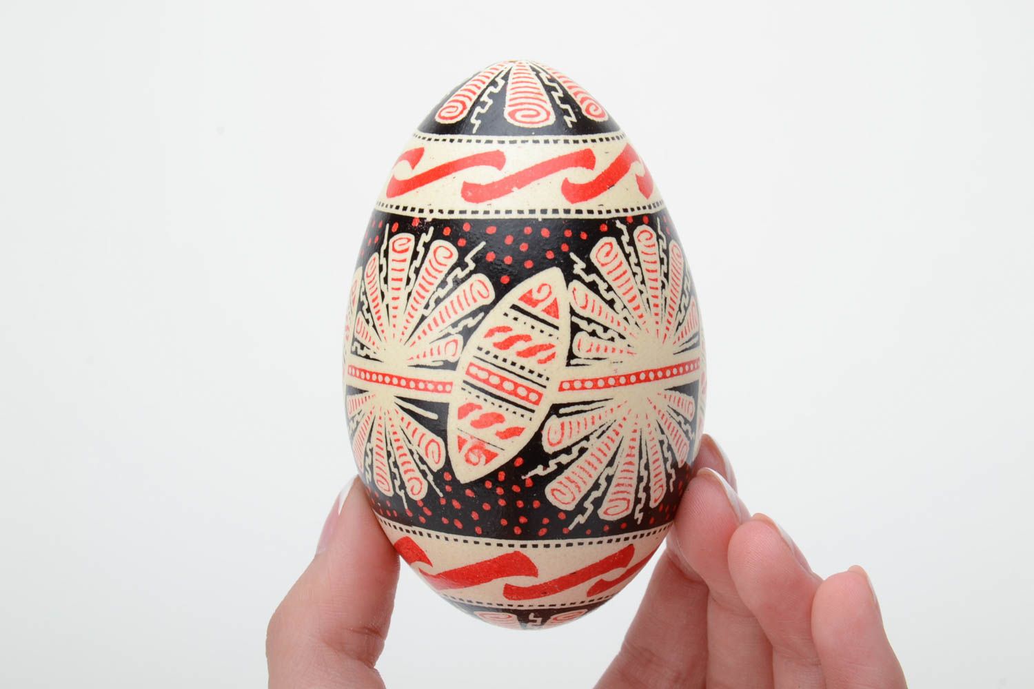 Huevo de Pascua decorativo artesanal pintado a mano decorado con ornamento foto 5