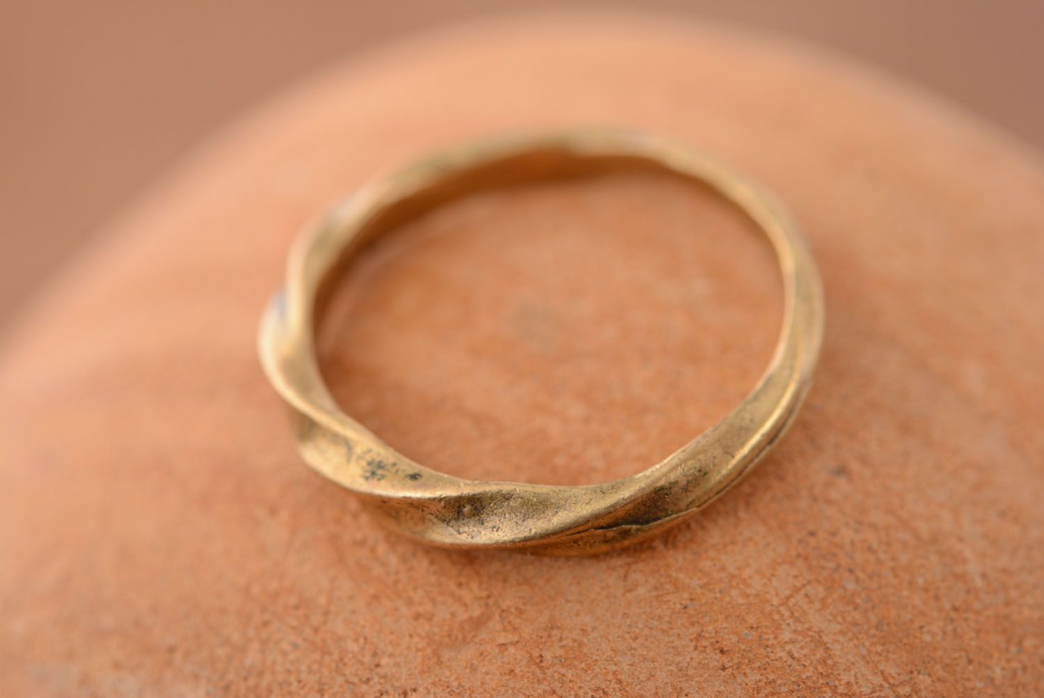 Витое кольцо из бронзы фото 1