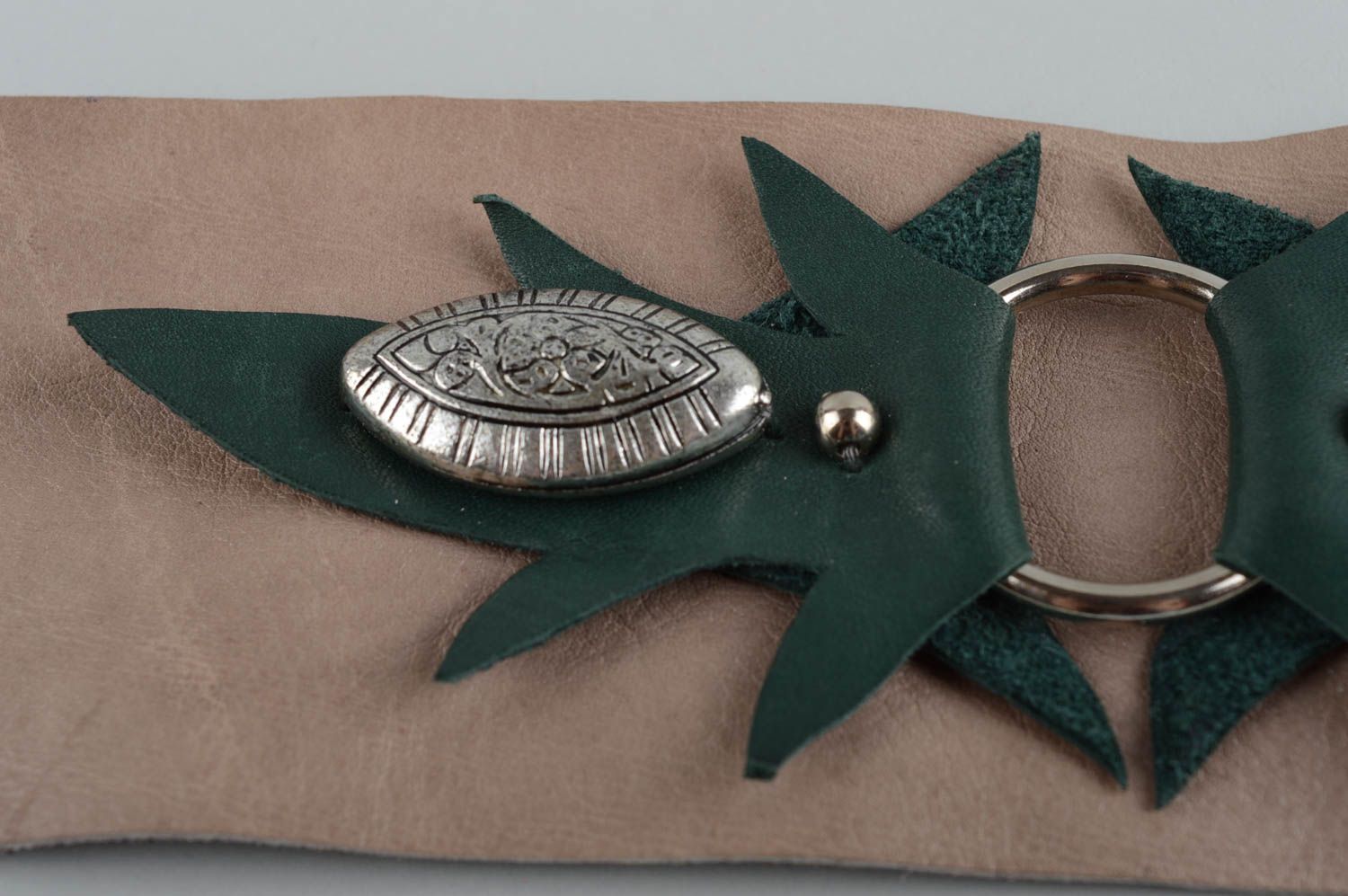 Стильный кожаный браслет украшенный листьми из замши и металлом ручной работы фото 5