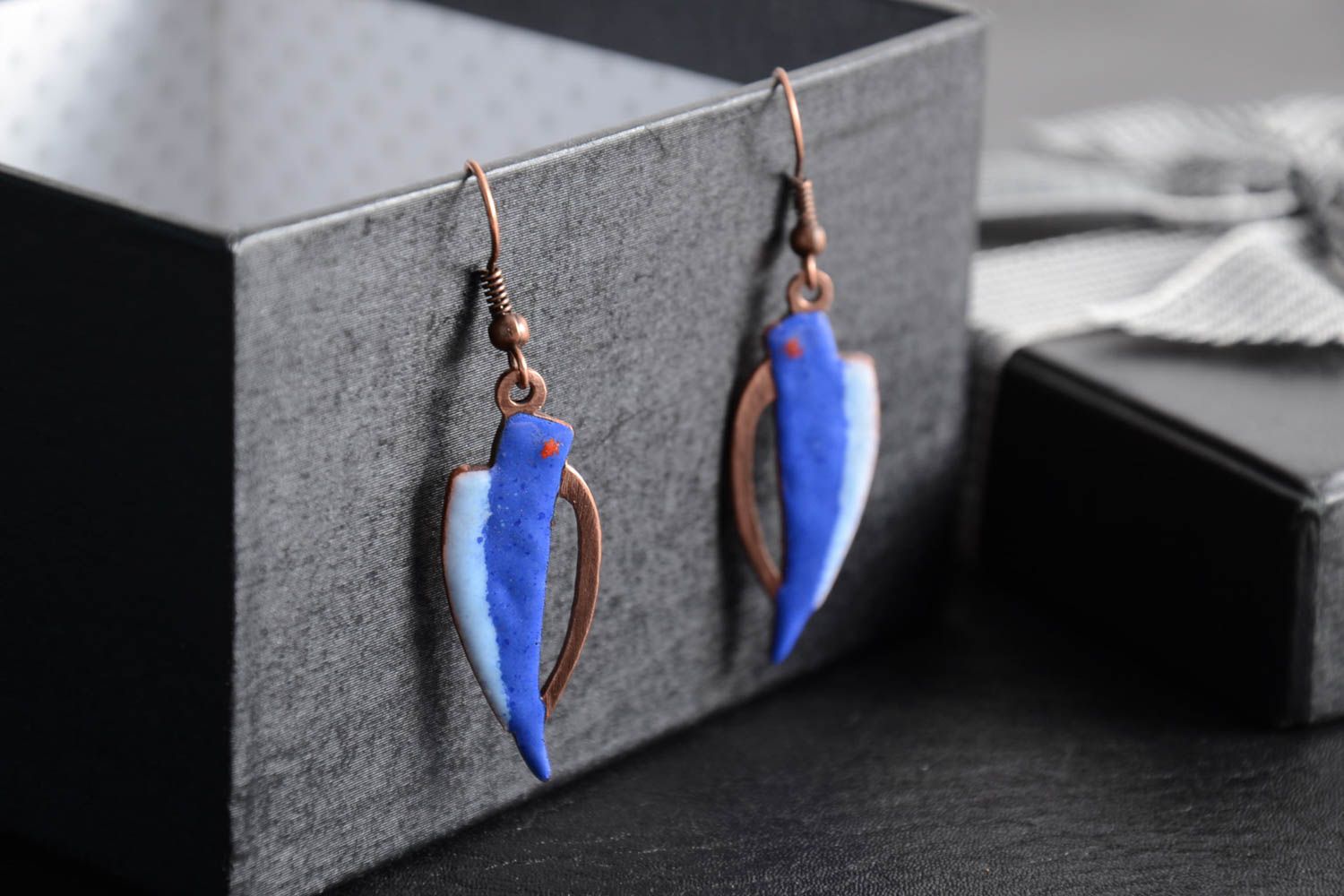 Boucles d'oreilles en cuivre peintes d'émail chaud faites main bleues stylées photo 1