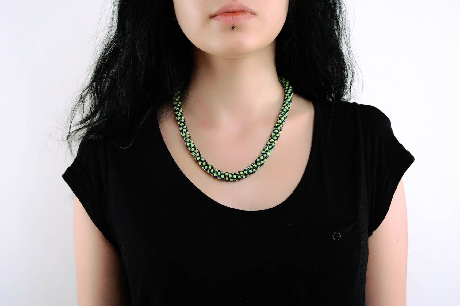 Collana tubolare originale fatta a mano accessorio da donna di perline
 foto 1