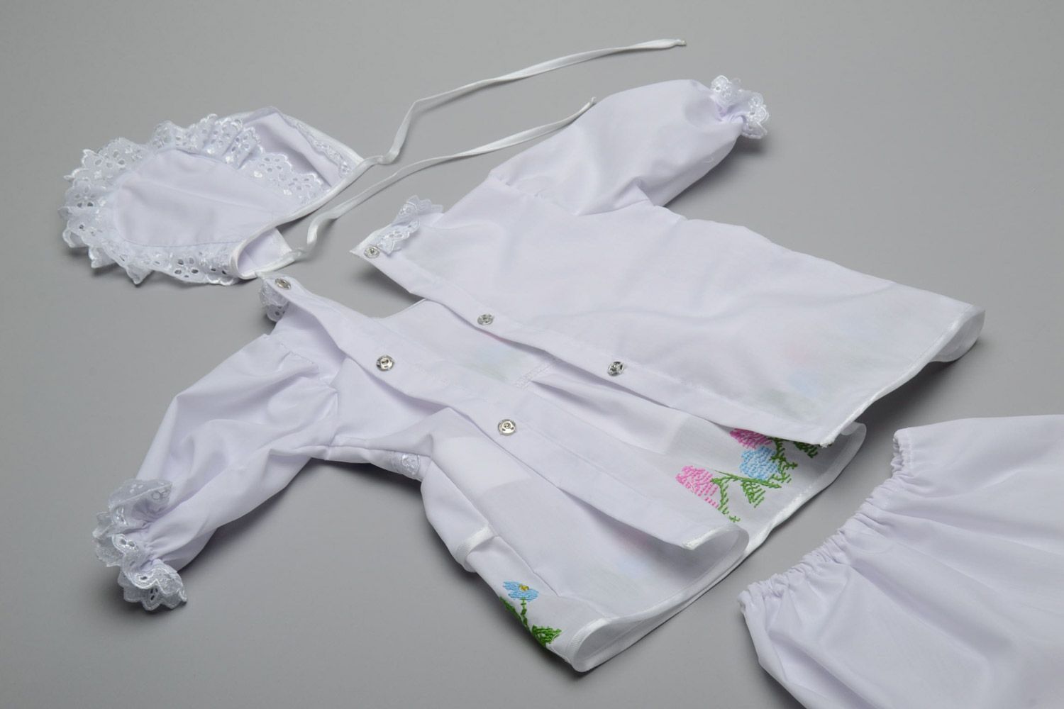 Нежный комплект одежды для девочки платье панталоны пинетки и чепчик ручной работы фото 3