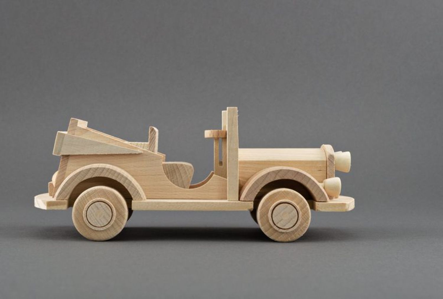 Modèle de voiture en bois photo 2