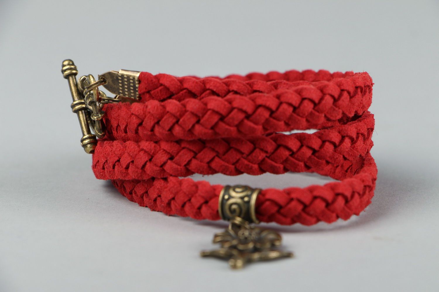 Bracelet tressé en daim avec pendentif photo 1