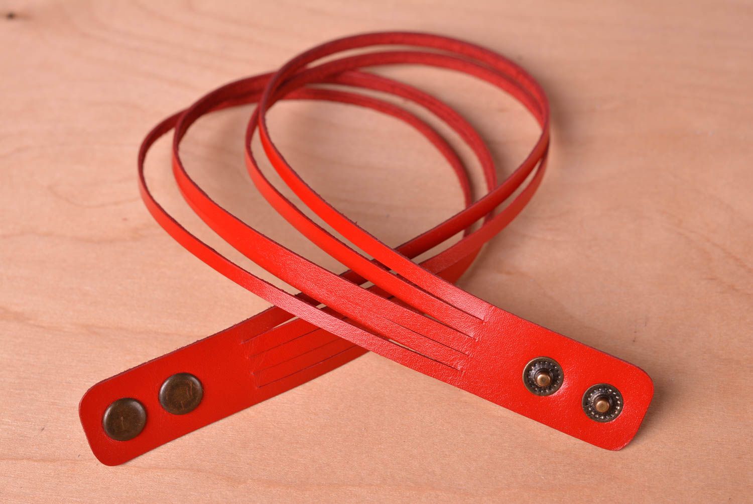 Bracelet cuir Bijou fait main multirang rouge design insolite Accessoire femme photo 3