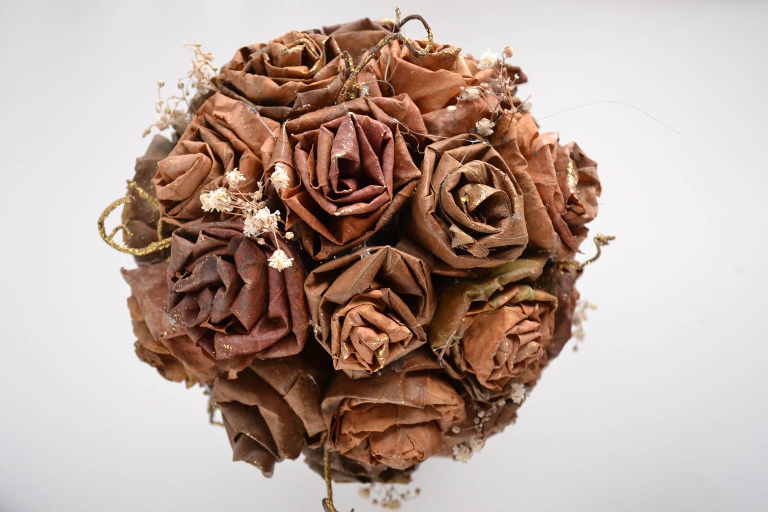 Topiario artificial de materiales naturales artesanal con hojas secadas marrón foto 3