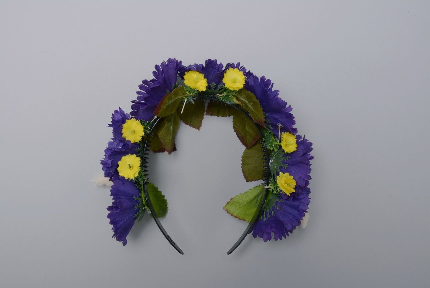 Corona con flores de color púrpura foto 1