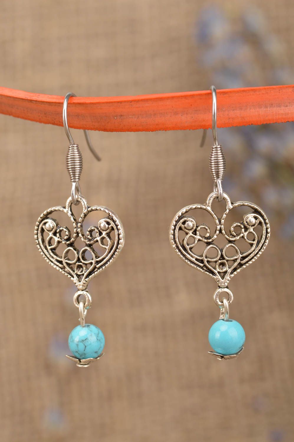 Оригинальные металлические серьги с подвесками в виде сердца и голубыми бусинами фото 1