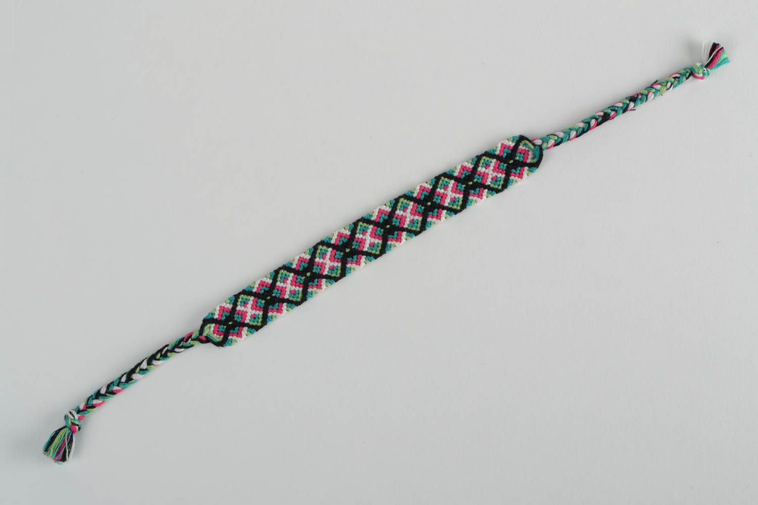 Красочный плетеный браслет из ниток в технике макраме ручной работы на завязках фото 5
