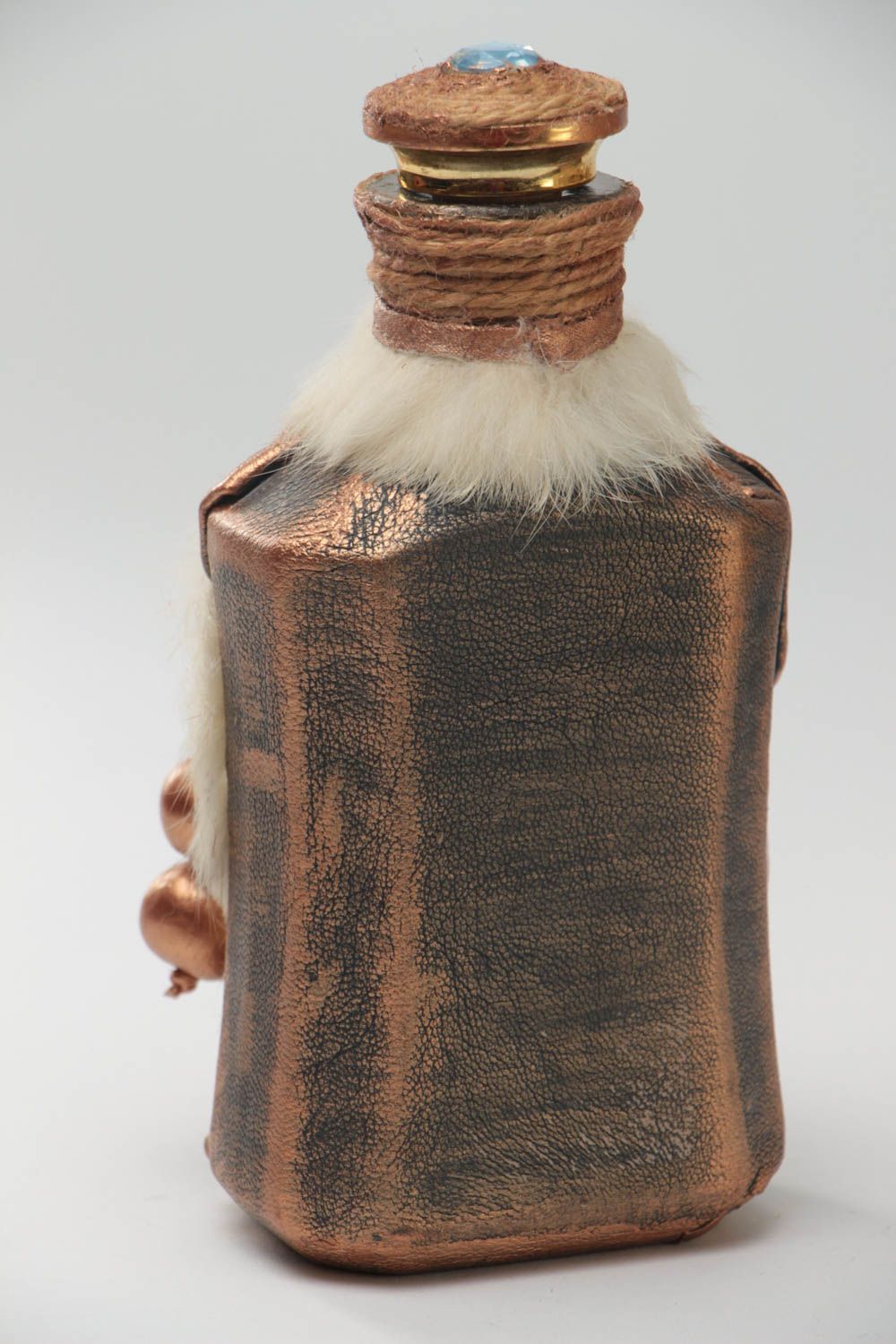 Авторская бутылка декорированная кожей ручной работы красивая с мехом Индеец фото 4