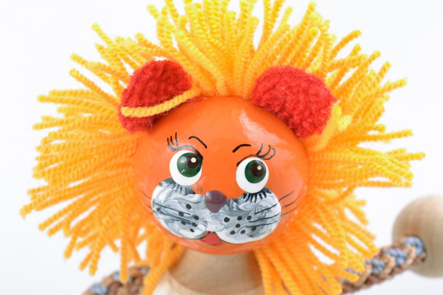 Деревянная игрушка пушистый лев ручной работы с росписью детская милая фото 3