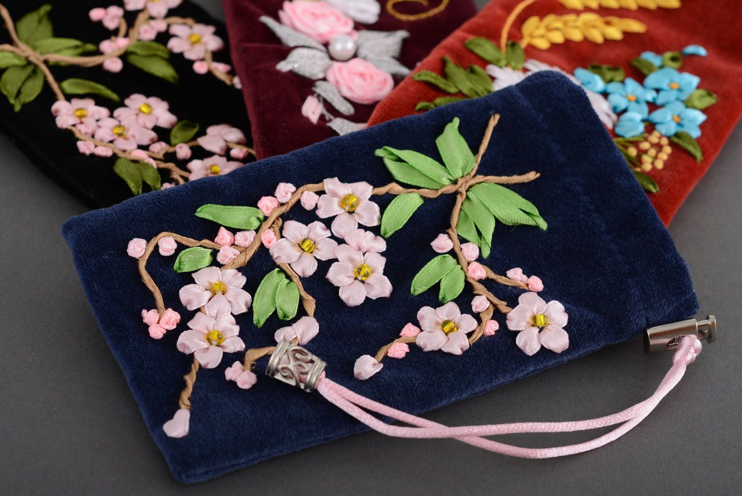 Capa azul para celular feita à mão com bordados Sakura foto 4