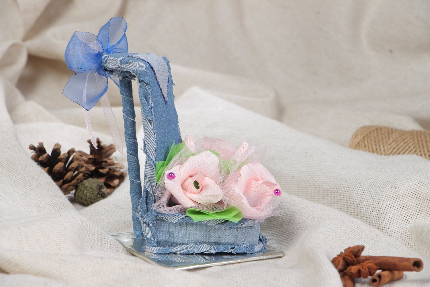 Zapato decorativo con flores artifiiciales de tela y papel con soporte artesanal foto 1