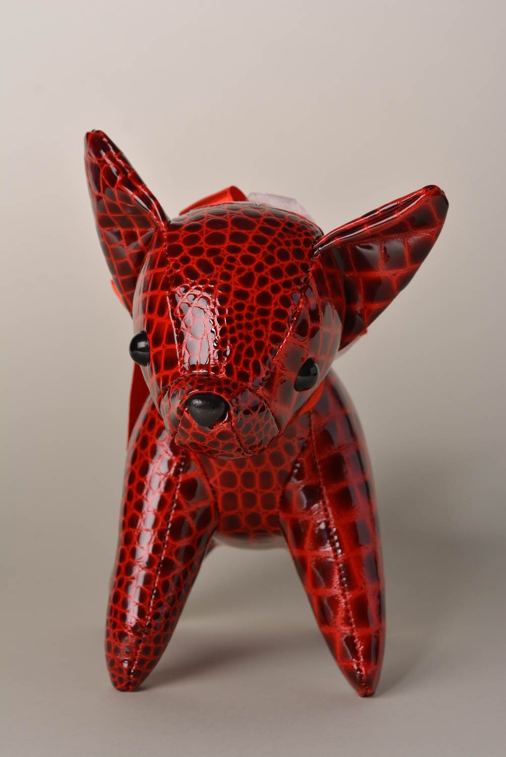 Игрушка ручной работы в виде собачки декор для дома игрушка из кожи авторская фото 2