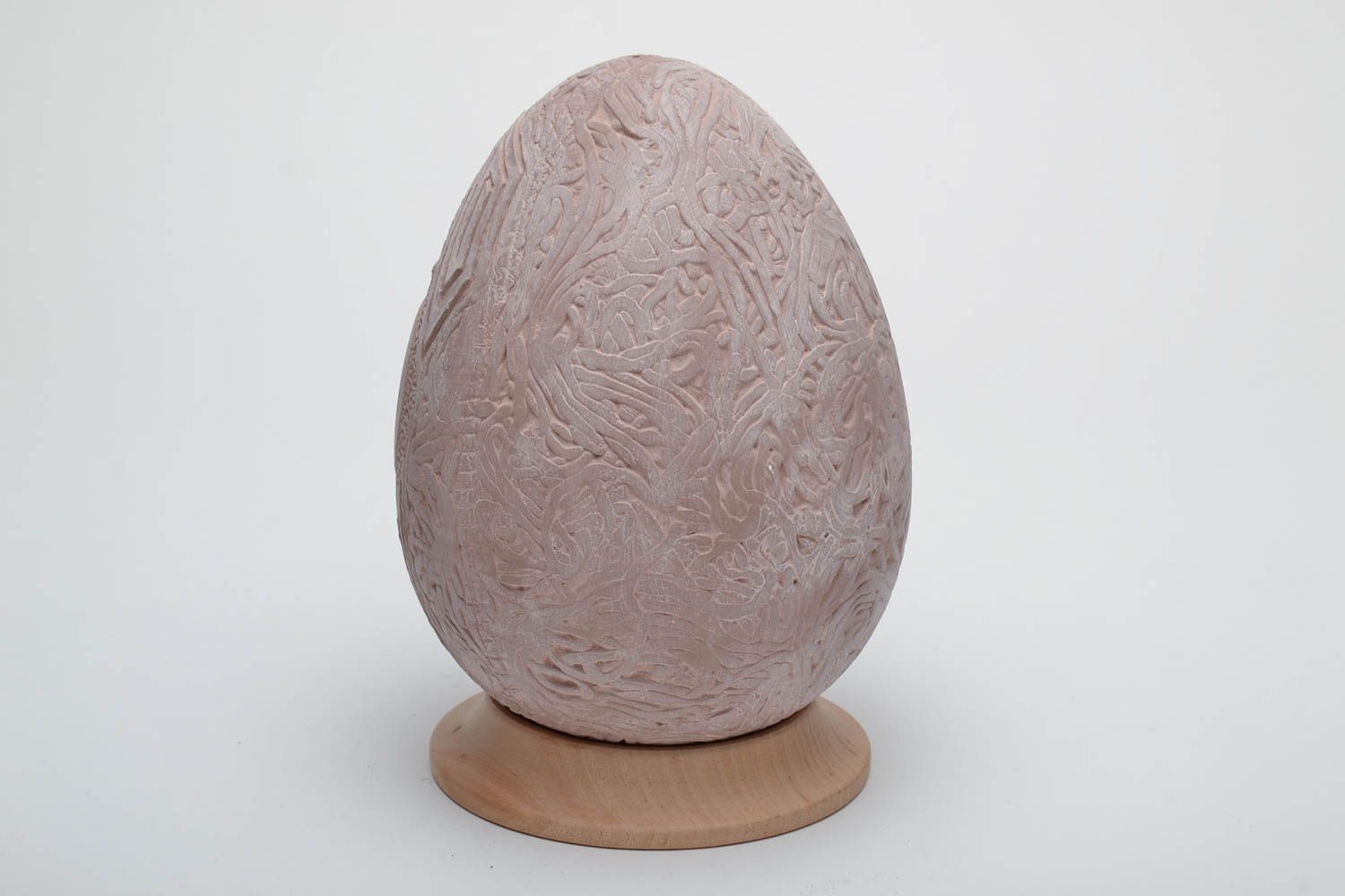 Пасхальное керамическое яйцо с деревянной подставкой  фото 3