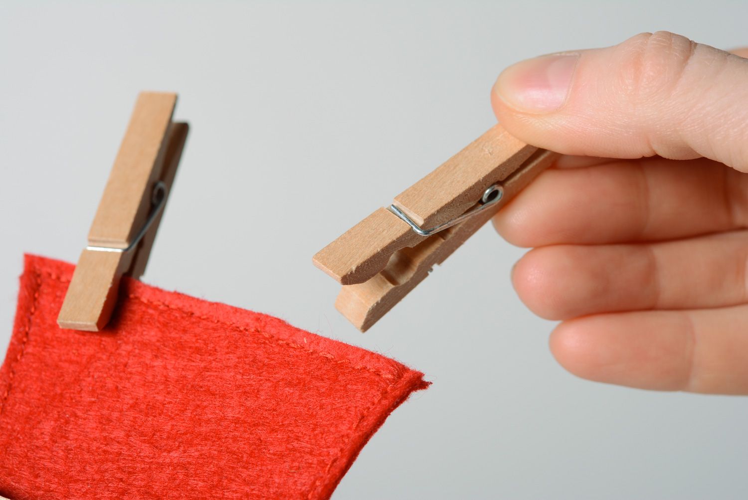 Handgemachtes Lernspielzeug mit Wäscheklammern in Form des Mädchens aus Filz foto 4