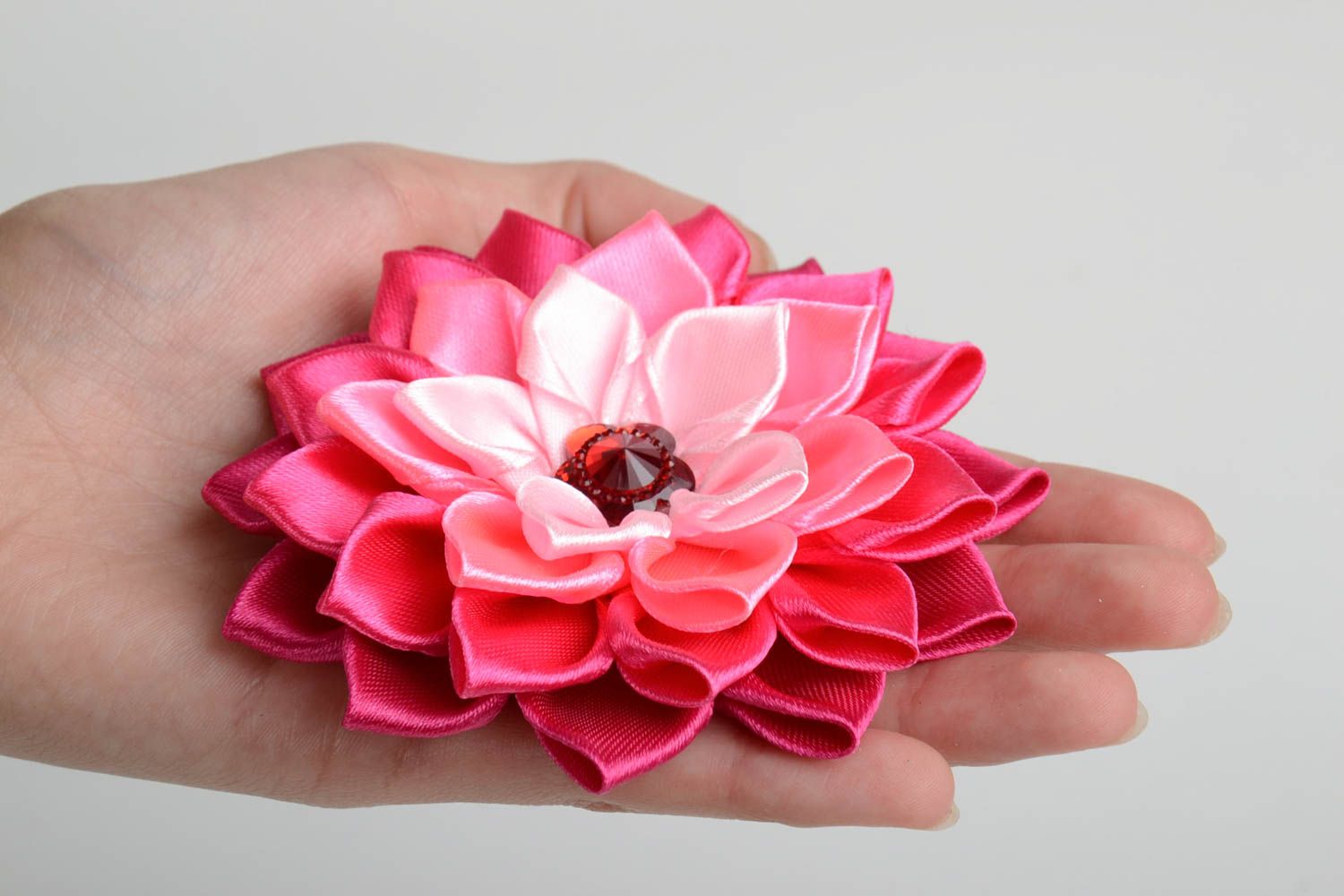 Розовый цветок из атласных лент канзаши для заколки или броши ручной работы фото 5