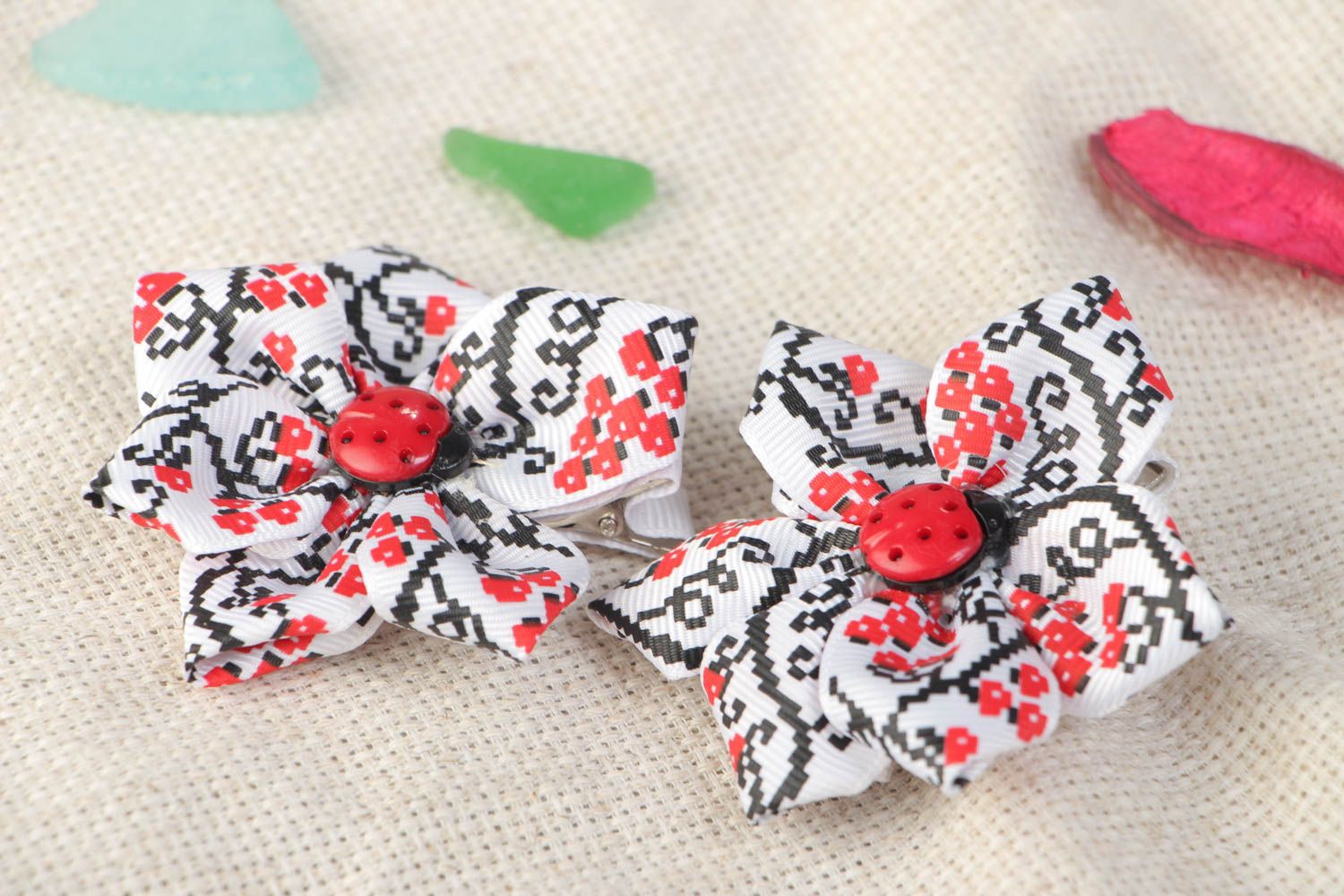 Set of handmade satin ribbon flower hair clips 2 pieces white and red photo 1