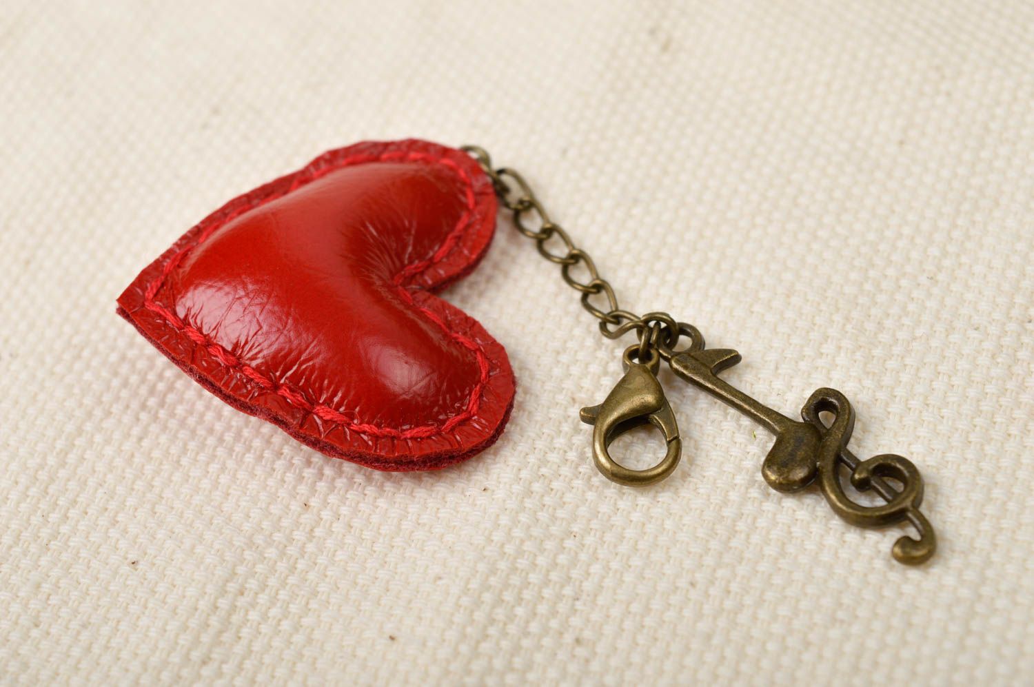 Брелок ручной работы кожаный брелок красный сердечко брелок на сумку для девушки фото 1