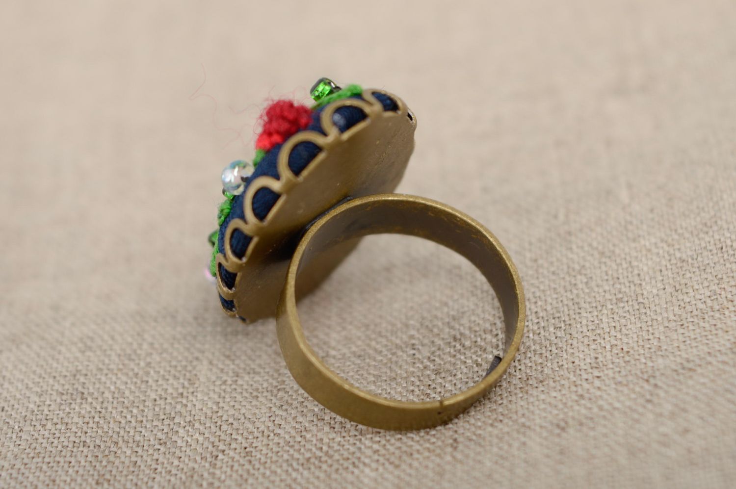 Крупное кольцо с вышивкой рококо ручной работы  фото 4