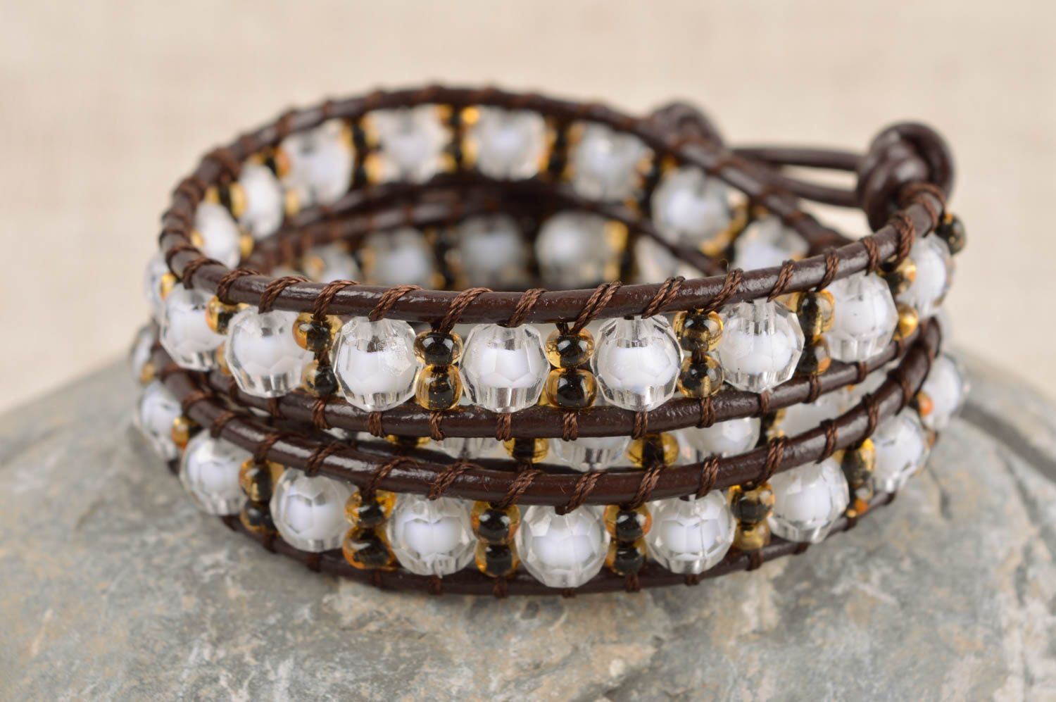 Bracelet perles rocaille blanc Bijou fait main Accessoire femme cuir design photo 1