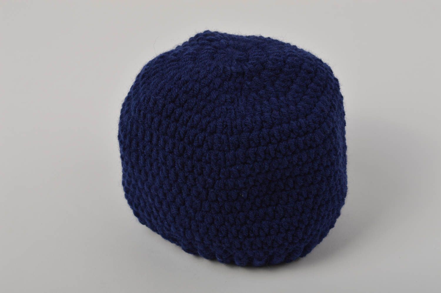 Bonnet tricot Chapeau fait main en bleu foncé Vêtement enfant garçon design photo 5