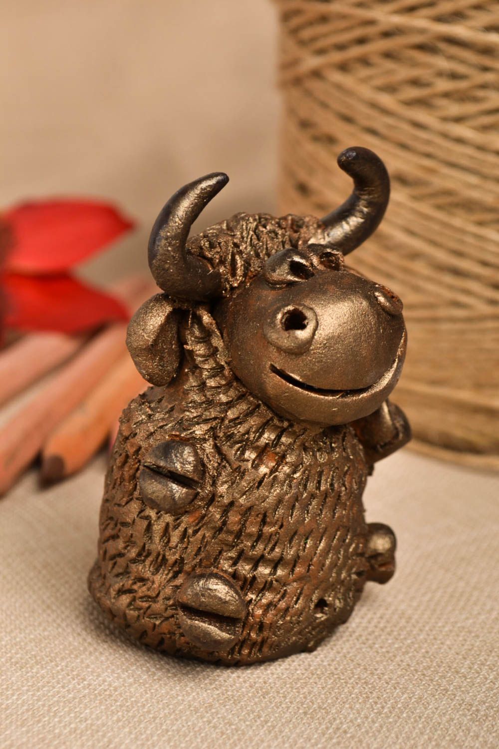 Сувенир ручной работы глиняная фигурка коровка забавная фигурка из глины фото 1