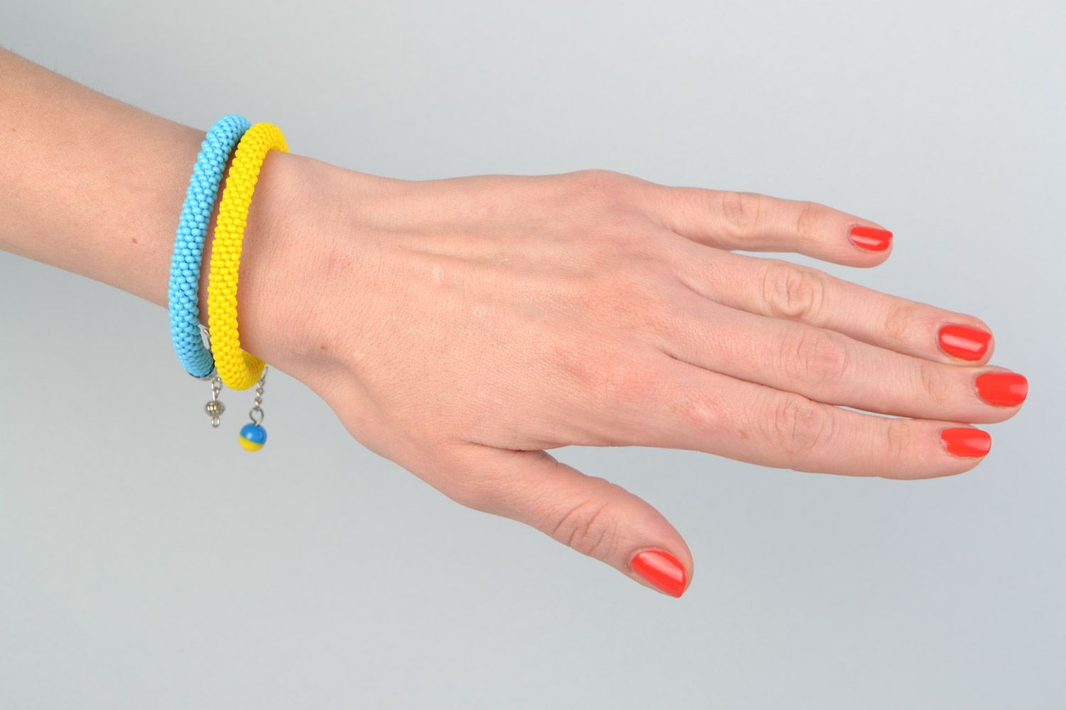 Deux bracelets crochetés en perles de rocaille tchèques bleu et jaune faits main photo 1