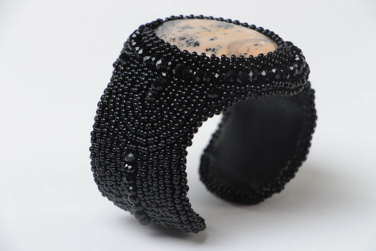 Large bracelet noir brodé de perles de rocaille avec opale beau fait main photo 2