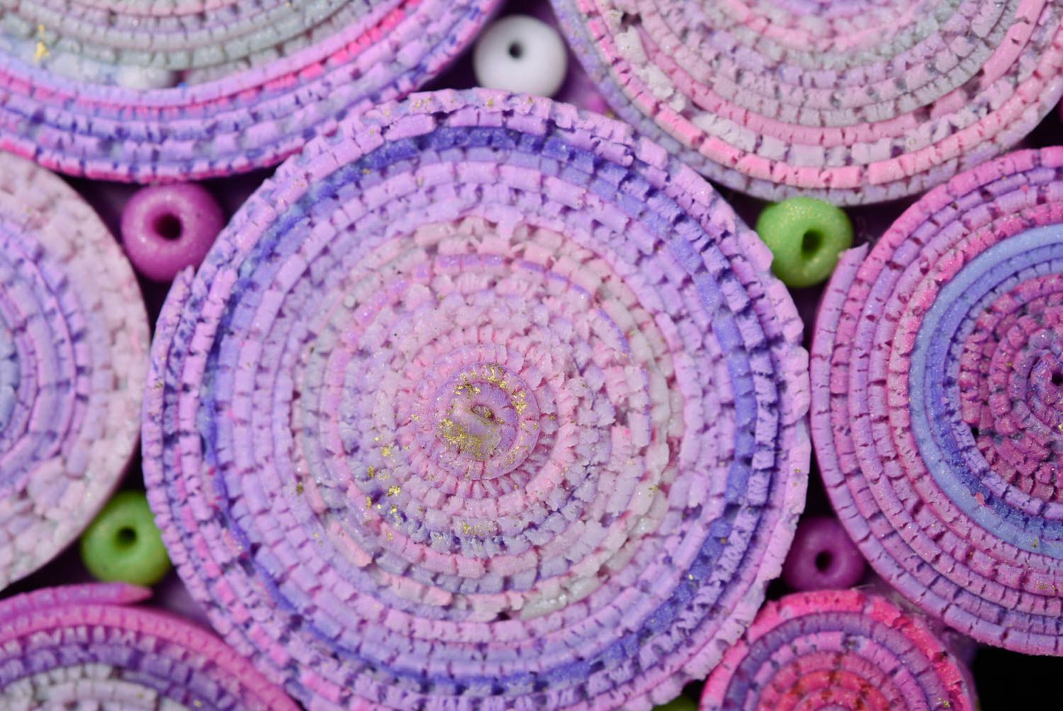 Collar hecho a mano de arcilla polimérica de color lila con cordones artesanal foto 2