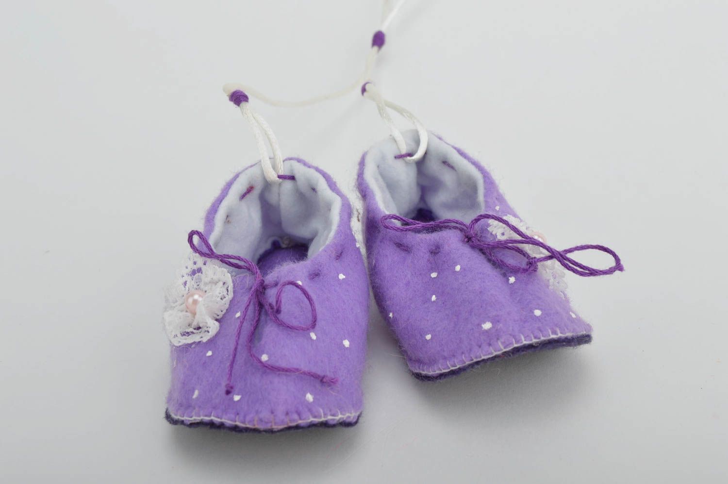 Handmade Deko Hänger Spielzeug Anhänger Kinderzimmer Deko violette Babyschuhe foto 2