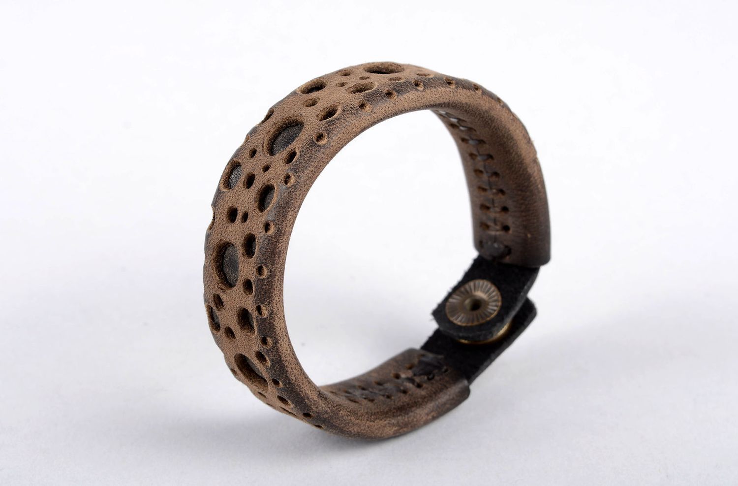 Кожаный браслет украшение ручной работы коричневый браслет на руку стильный фото 3