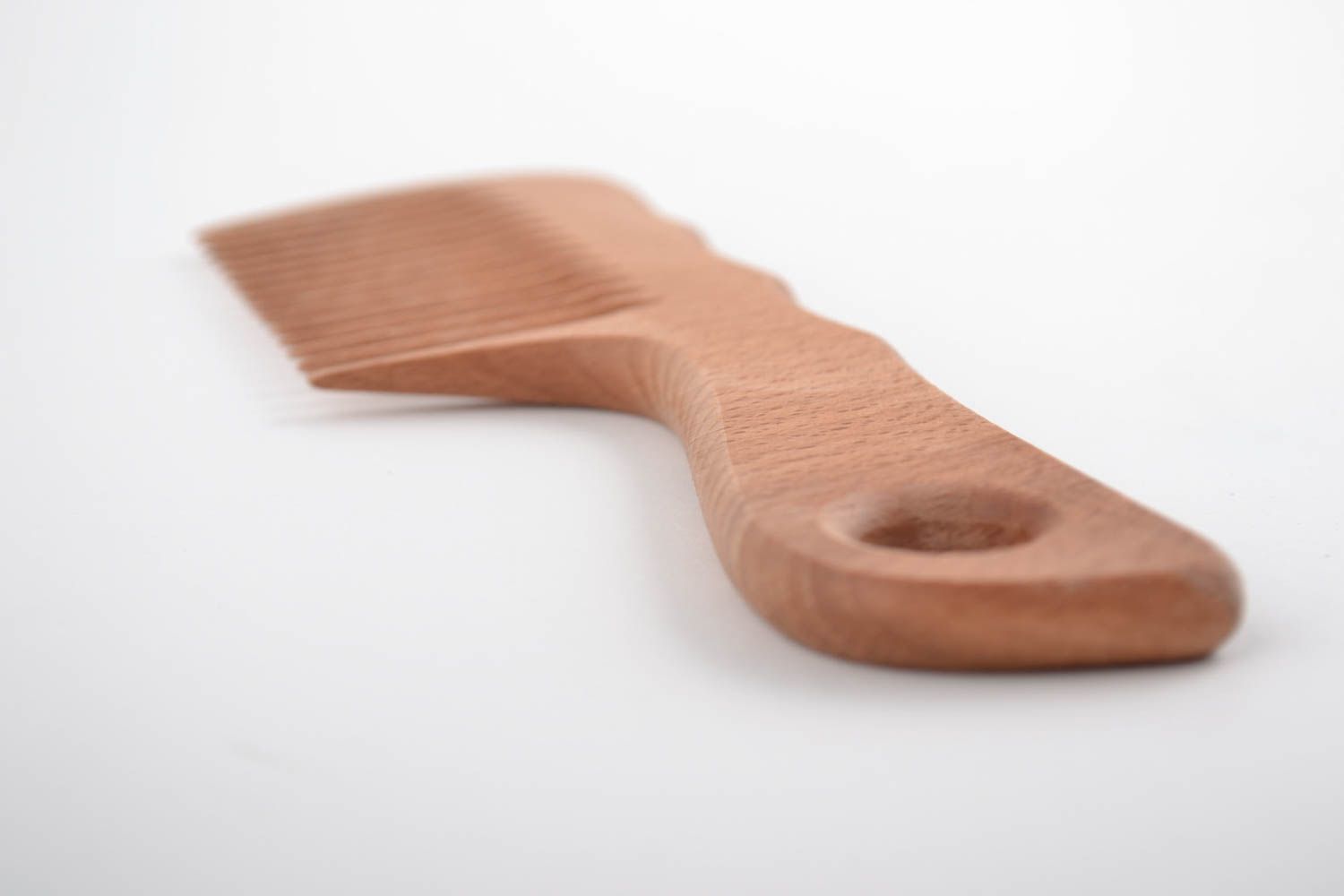 Peigne en bois avec manche fait main clair matériau naturel pratique écologique photo 5