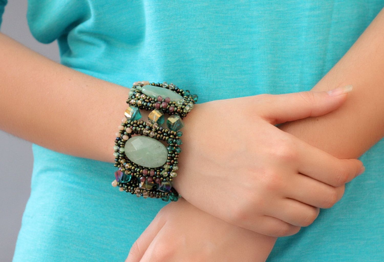 Handgemachtes Armband aus böhmischen Glasperlen und dekorativen Steinen foto 10